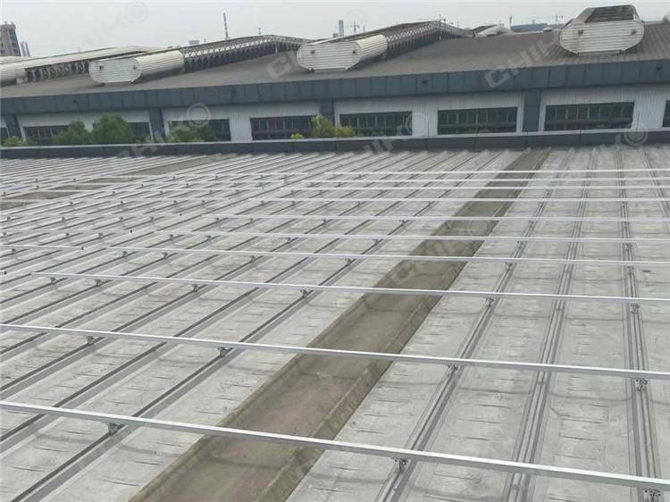 浙江4.5MW屋顶项目-晨科角驰型彩钢瓦光伏支架系统