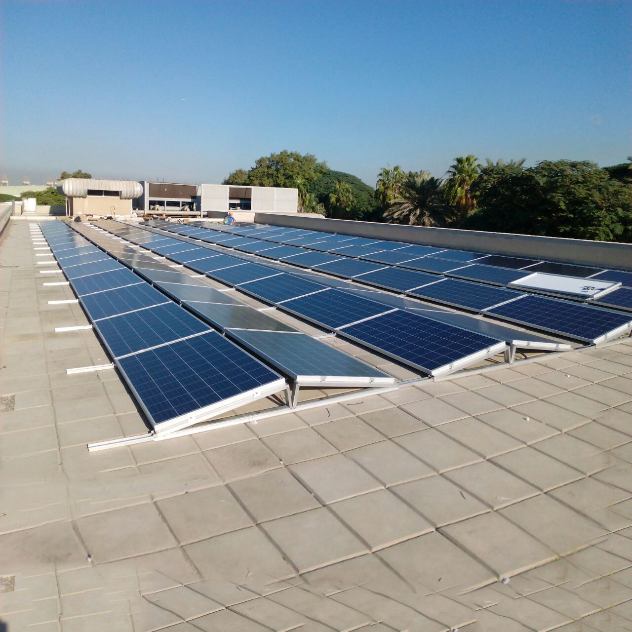 このような陸屋根の太陽光発電ブラケットの取り付け方法ご存知ますか